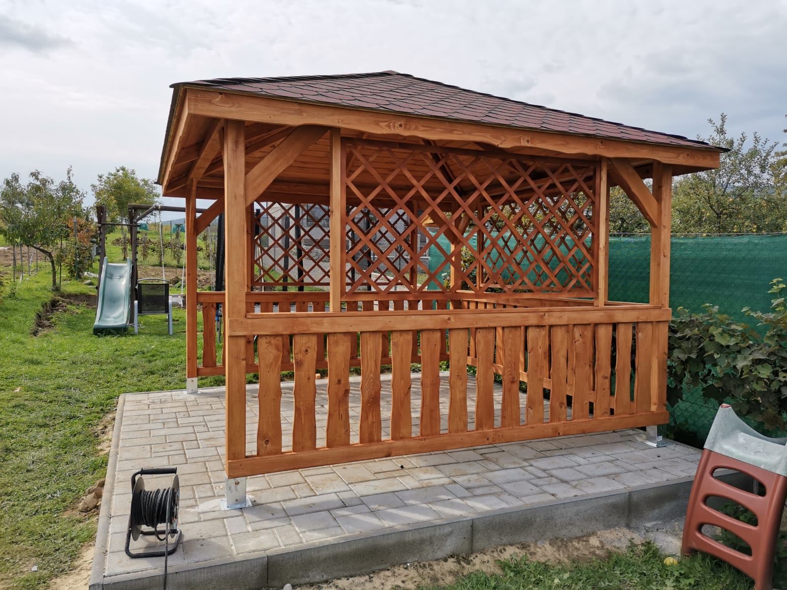 Drevený altánok na záhrade
